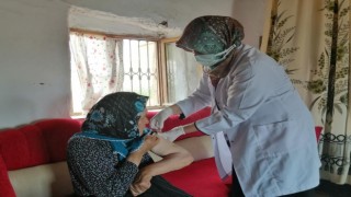 81 Yaşındaki Hacer Nineye Sağlık Ekipleri Aşıyı Evinde Yaptı