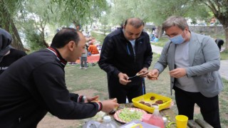 Pandamı Normalleşmesinde Sağlik Çalişanlari Moral Pikniğinde Bir Araya Geldi