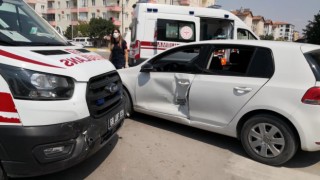 Vakaya Giden Ambulans İle Otomobil Çarpıştı: 3 Çocuk Yaralı