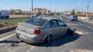 Kontrolden Çıkan Otomobil Refüje Çarptı: 1 Yaralı