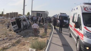 Kamyon ile işçi taşıyan minibüs çarpıştı: 4 yaralı