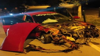 Kontrolden Çıkan Otomobil Refüje Çarptı: 2 Yaralı