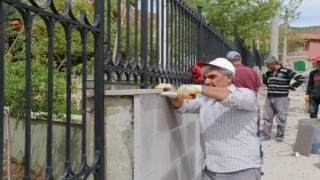 Şehitliğin İstinat Duvarı Yenileniyor