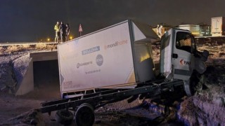 Şarampole Devrilen Kamyonetteki 2 Kişi Yaralandı