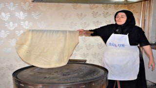 İki Kız Kardeş 10 Metrekarelik Dükkanda Gözleme Yapıyor