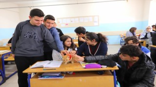 Lisenin Maskotu "Aslan" Öğrencileri Derslerde de Yalnız Bırakmıyor