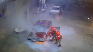 Akaryakıt İstasyonundaki Otomobilde Çıkan Yangın Güvenlik Kamerasında