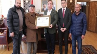 Vali Aydoğdu’dan Hayırsever İş İnsanına Teşekkür Belgesi