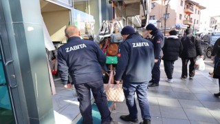 ZABITA EKİPLERİNDEN KALDIRIM İŞGALİ DENETİMİ