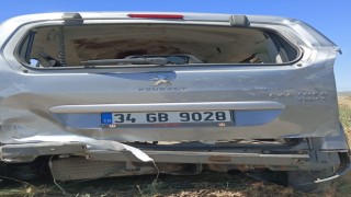 Hafif Ticari Aracın Bariyerlere Çarptığı Kazada 1 Çocuk Öldü, 4 Kişi Yaralandı