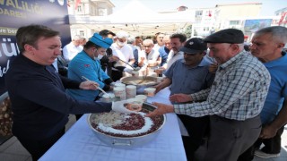 Aksaray Valisi Aydoğdu, Vatandaşlara Aşure İkram Etti