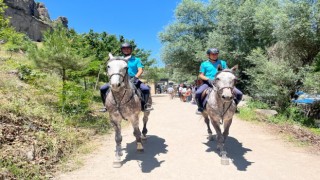 Vadideki Atlı Jandarmalar Turistlerin İlgi Odağı Oldu