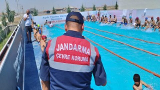 Jandarmadan Çocuklara Yüzme Eğitimi