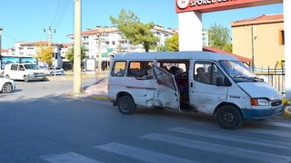 Minibüs İle Panelvanın Çarpıştığı Kazada 5 Kişi Yaralandı