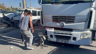 Sac Rulo Yüklü Tır İle Hafif Ticari Araç Çarpıştı: 2 Yaralı
