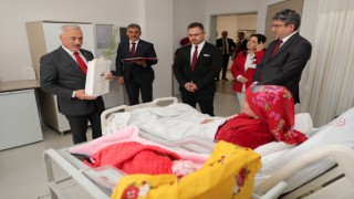 Aksaray'da Doğan 100. Yılın İlk Bebeklerini Vali Kumbuzoğlu Ziyaret Etti