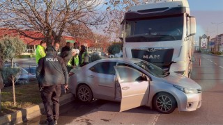Tırın Önünde Sürüklenen Otomobilde 3 Kişi Yaralandı