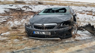 2 Santimlik Kar Kazaya Neden Oldu 2 Yaralı