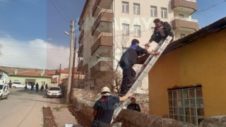 ÇATIDA MAHSUR KALAN ARKADAŞINA YARDIM ETMEK İSTERKEN KENDİSİ DE MAHSUR KALDI