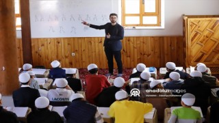 Kur'an Kursundaki Çocukların Gönüllü Matematik Öğretmeni Oldu