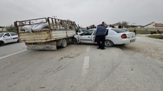 Otomobil İle Kamyonet Çarpıştı, 3 Kişi Yaralandı