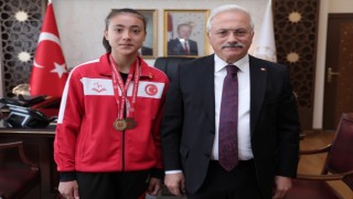 Vali Mehmet Ali Kumbuzoğlu, Şampiyon Sporcuyla Bilek Güreşi Yaptı