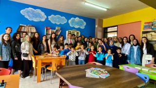 ASÜ Ekibi Yayladağı’nda 2 Okula Daha Kütüphane Kurdu