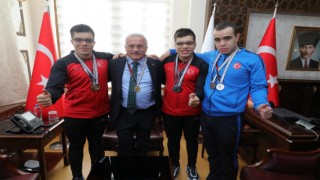 Vali Kumbuzoğlu Şampiyonları Ağırladı
