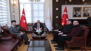 Vali Mehmet Ali Kumbuzoğlu Buldukları Yüklü Miktardaki Parayı Polise Teslim Eden Gençleri Valilik Makamında Ağırladı