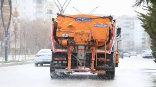 Aksaray Belediyesi Kar Yağışı ve Buzlanmaya Karşı Çalışmalarını Aralıksız Sürdürüyor