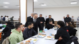 Rektör Arıbaş, Öğrencilerle İftar Yemeğinde Buluştu