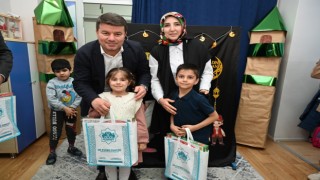 Tekne Orucu Tutan Çocuklara Hediyeler Başkan Dinçer ve Eşinden Geldi