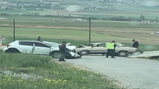 İki Otomobil Çarpıştı; 1 Ölü 3 Yaralı