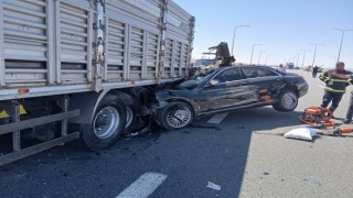 Lastiği Patladığı İçin Duran TIR’a Otomobil Çarptı;2 Ölü 1 Yaralı