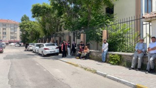 Üniversite Adayları İçeride, Aileleri Dışarıda Ter Döktü