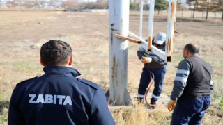 Zabıta Ekipleri Şehrin Estetiğini Bozan Tabelaları Tek Tek Söküyor