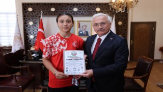 Dünya 2.’si Gülistan’ı Vali Kumbuzoğlu Makamında Ağırladı