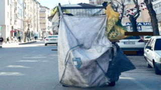 Kimisi Ekmek, Kimisi de Çalma Derdinde