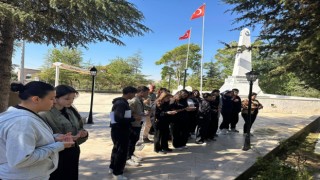 Lise Öğrencilerinden Şehitlerimize Ziyaret