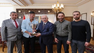 1.Ligde Aksaray’ı Temsil Eden İşitme Engelliler Spor Kulübünden Vali Kumbuzoğlu'na Ziyaret