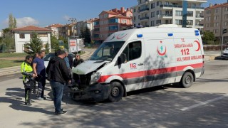Ambulans ile Otomobilin Çarpıştığı Kaza ucuz Atlatıldı