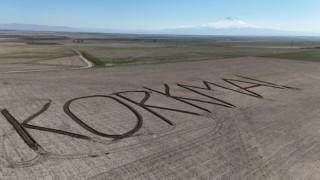 Aksaraylı Çiftçi Tarlasına “KORKMA” Yazdı
