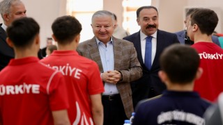 Vali Duru, Aksaraylı Şampiyonlarla Buluştu