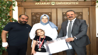 Özel Gereksinimli Minik Elif’ten ASÜ Rektörü Arıbaş’a Anlamlı Hediye