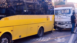 Halk Otobüsü İle Kamyonet Çarpıştı 1 Yaralı