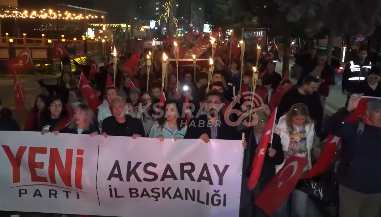 Caddede Fener Alayı