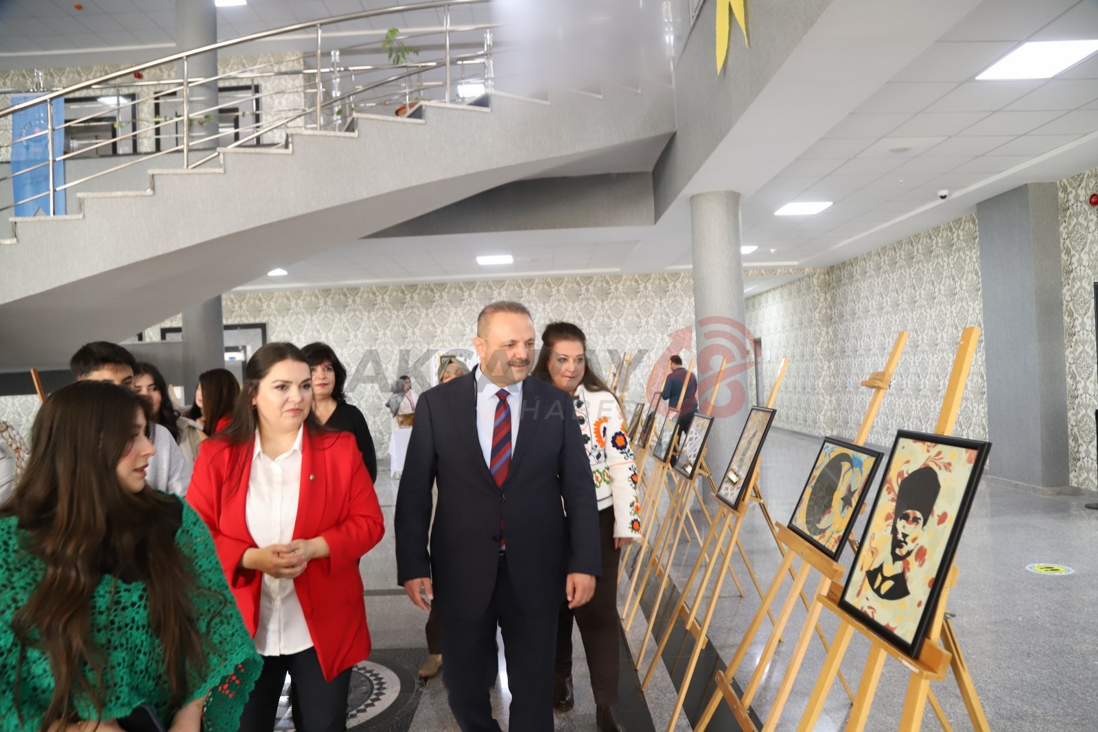 ASÜ’de Anadolu’nun Renkleri, Cumhuriyetin İzleri Sergisi Açıldı