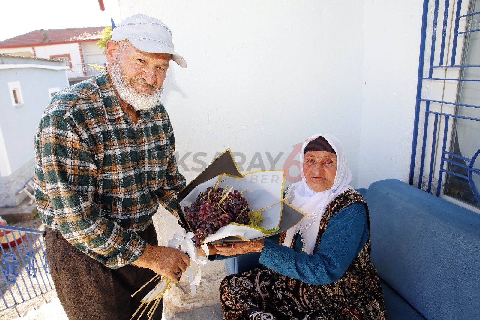 Karkın Köyünde 58 Yıllık Evliliğin Sevgi Dolu Geleneği; Üzüm Buketi