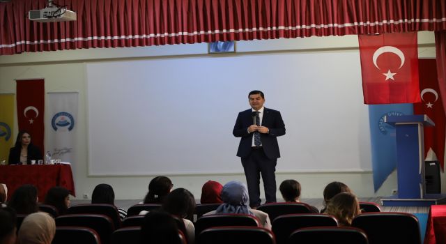 Üniversitede Derse Giren Kaymakam, Öğrencileri Geleceğe Hazırlıyor