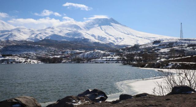 Soğuk Havalar Helvadere Gölünü de Dondurdu
